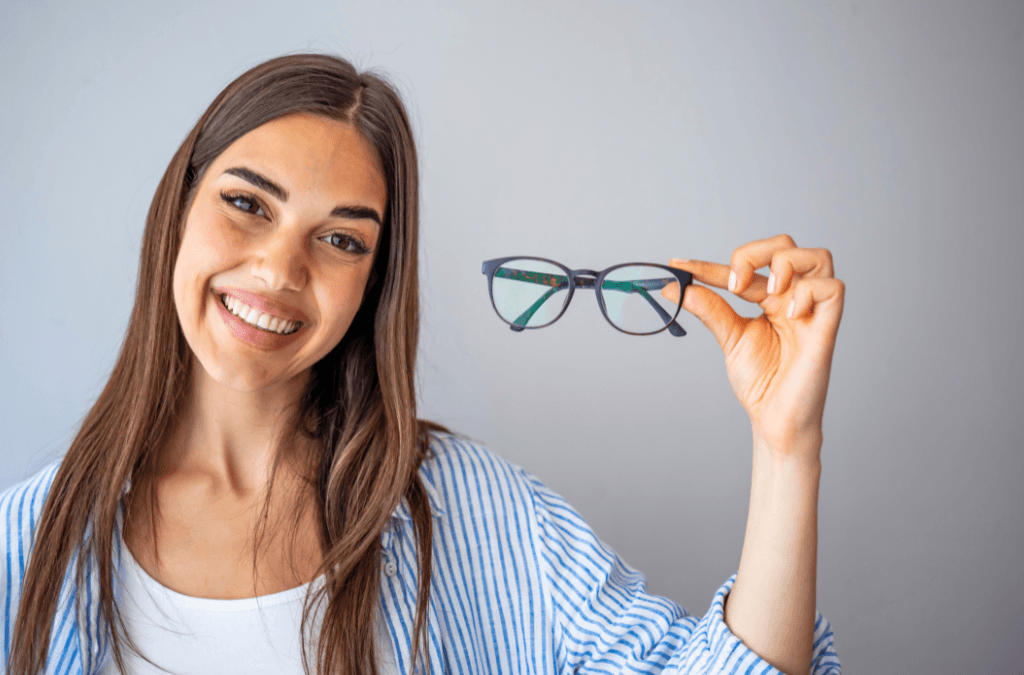Lentes progresivos vs bifocal invisible: ¿Cuál es la mejor opción para ti?